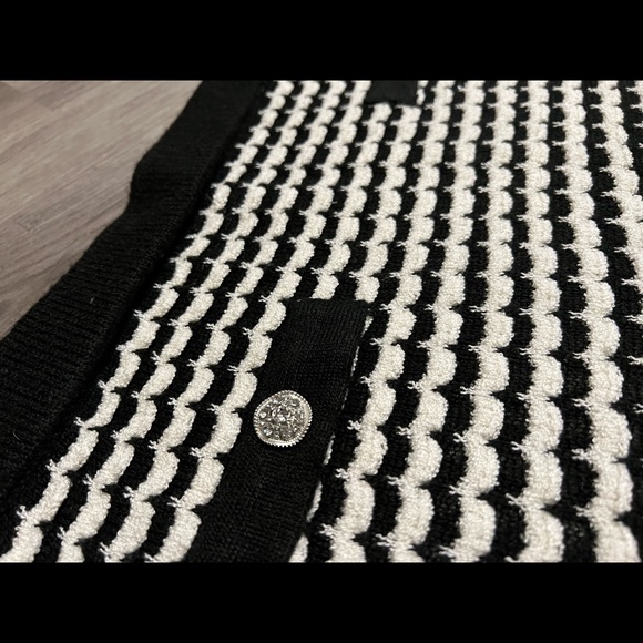 Zara sweater Knit Mini Fringe striped black and white  Skirt in size large - Picture 2 of 6